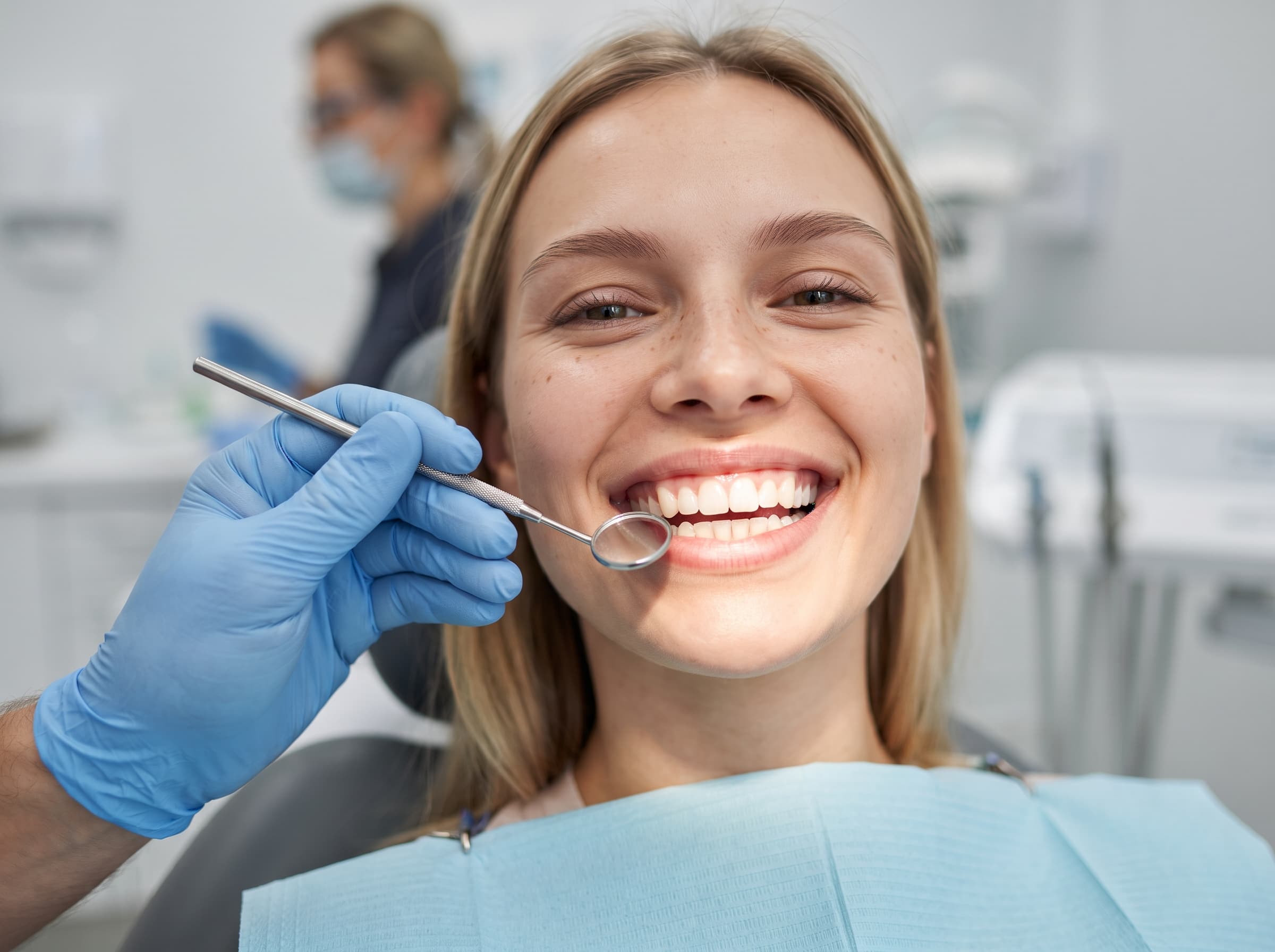 Tratamientos (limpieza, ortodoncia, blanqueamiento, implantes) con descripción simple